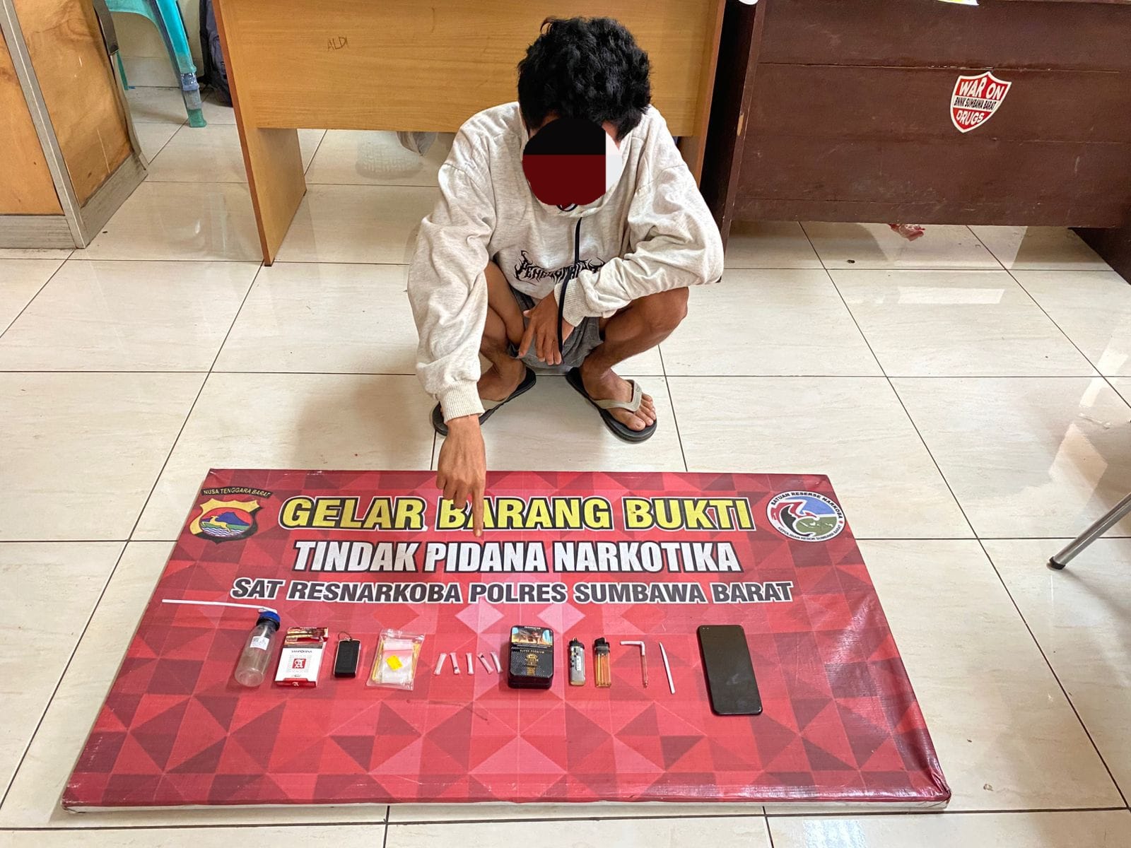 DIAMANKAN: Tersangka AA bersama barang bukti saat diamankan di Polres KSB, pekan lalu.