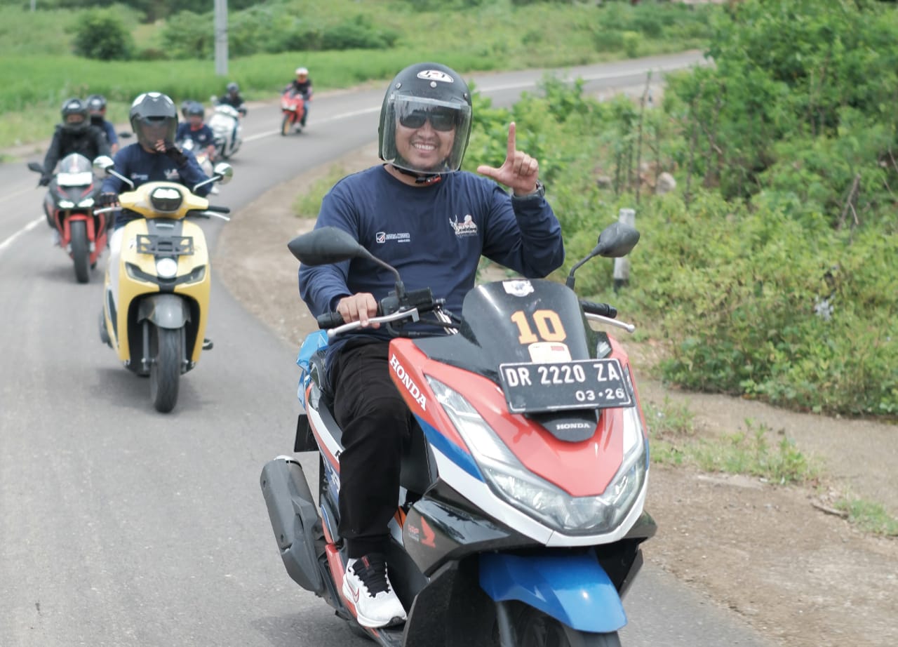 TOURING: Rombongan insan pers saat mengikuti touring yang dilaksanakan pihak Astra Motor NTB memperingati Hari Pers Nasional 2025, Sabtu (8/2). (Honda NTB for  Lombok Post)