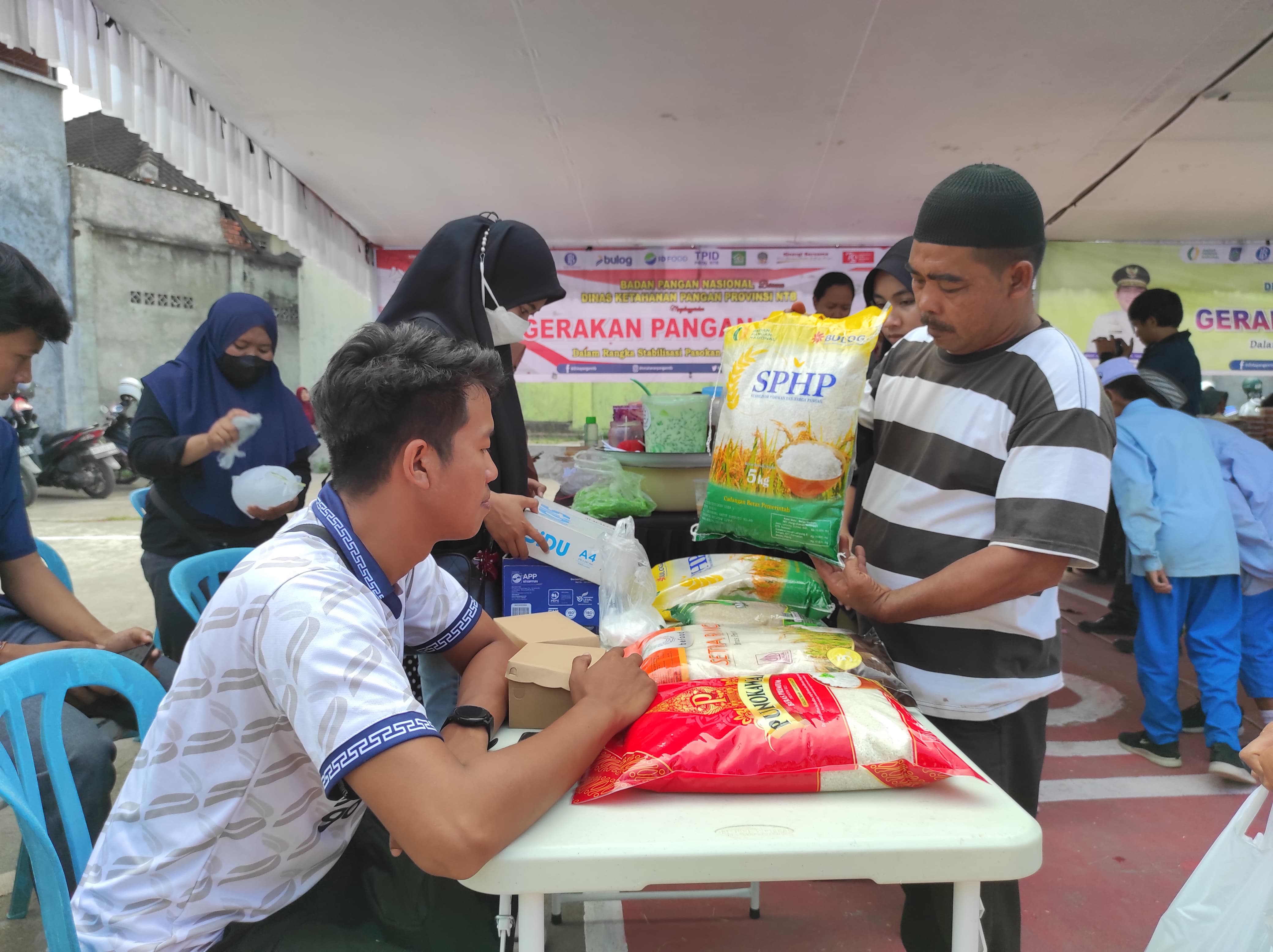 PASAR MURAH: Warga yang tengah membeli beras SPHP di kegiatan Gerakan Pangan Murah (GPM) tahun lalu.
