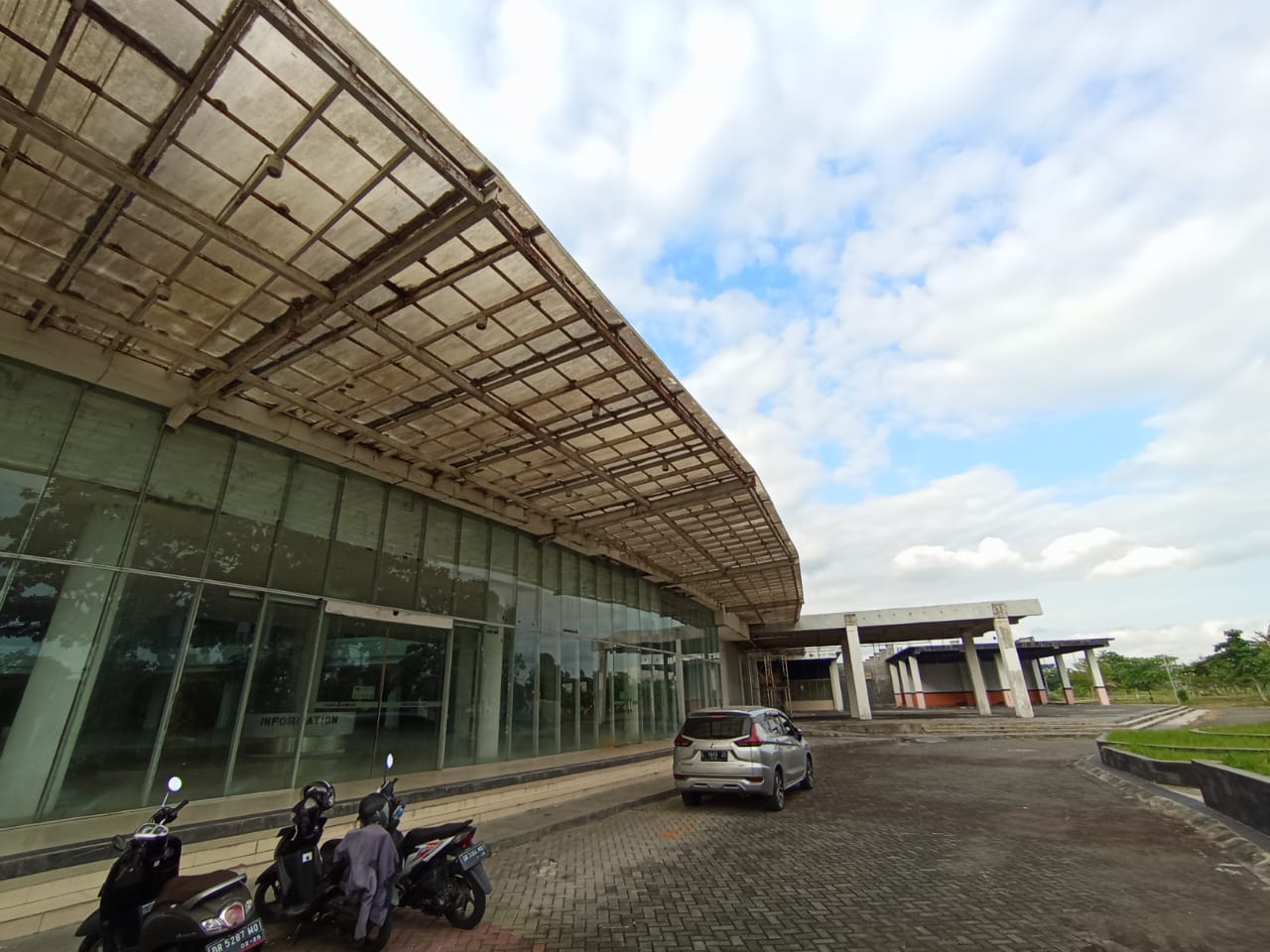 Bagunan Lombok City Center yang berada di wilayah Lombok Barat kini mangkrak.