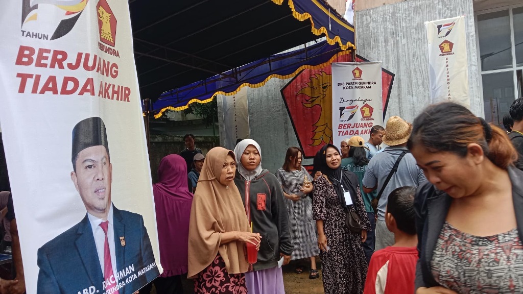 BERBURU MAKANAN: Warga tengah berburu makanan gratis di rangkaian HUT Partai Gerindra ke 17 yang diadakan DPC Partai Gerindra Kota Mataram, Minggu (9/2).