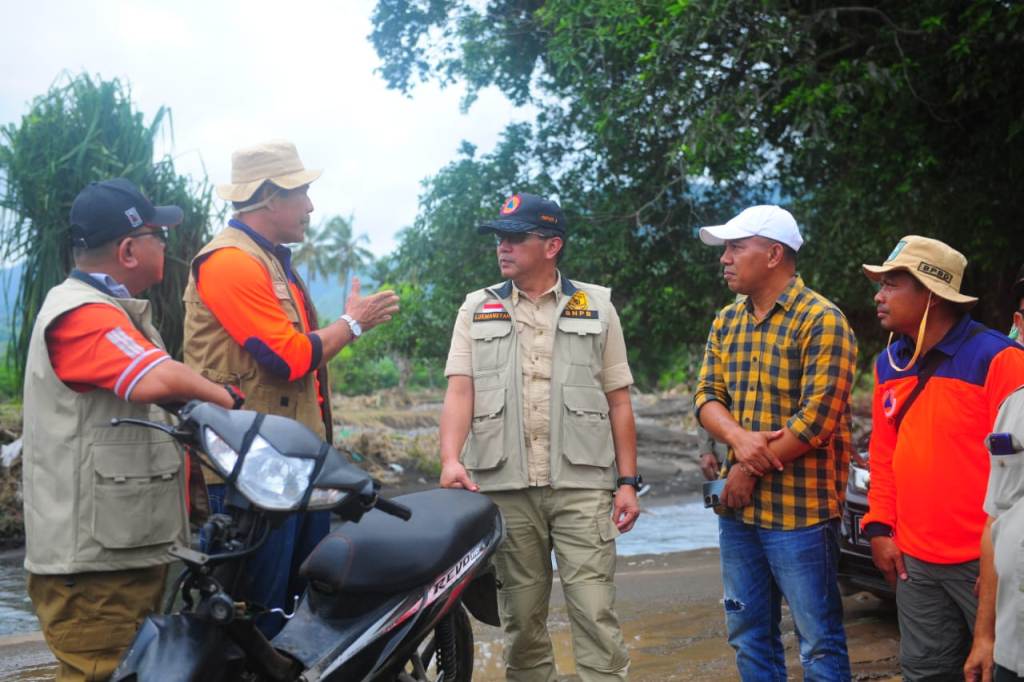 SITUASI LAPANGAN: Deputi Bidang Penanganan Darurat BNPB Lukmansyah (tengah) melakukan peninjauan langsung korban banjir bandang di Kecamatan Wera, Bima, pekan lalu.