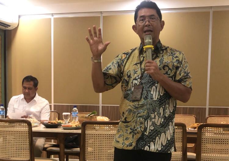 Regional CEO Bank Mandiri Bali dan Nusa Tenggara Winardi Legowo (berdiri) saat memaparkan perkembangan Bank Mandiri di Mataram, Senin (10/2). (NURUL/LOMBOK POST)