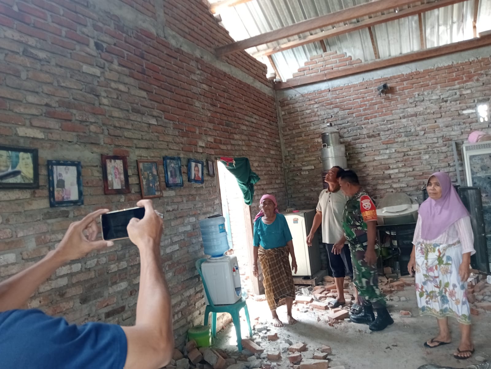 CUACA BURUK: Tampak sejumlah rumah mengalami rusak berat akibat angin kencang disertai hujan lebat di beberapa kecamatan di Lombok Tengah, pada Sabtu (9/2) lalu.