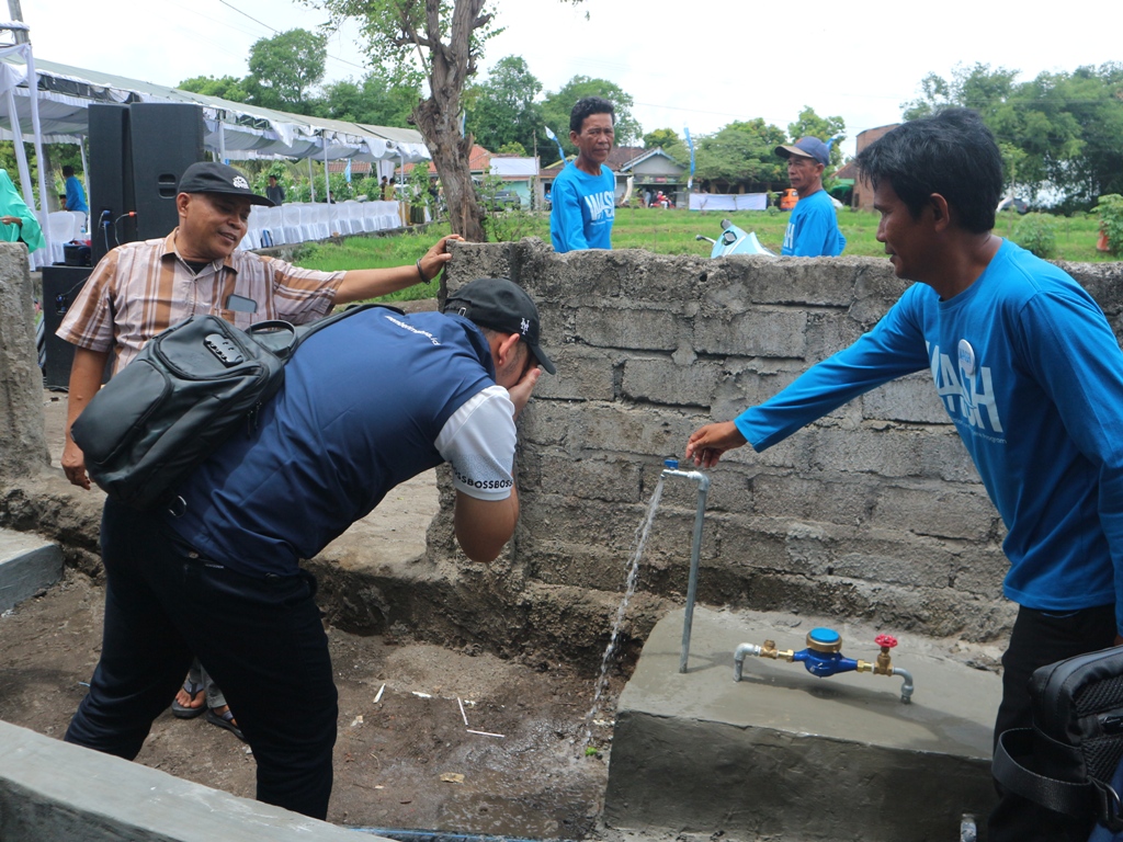 CEK KEADAAN: Wakil Ketua Yayasan Baitul Maal (YBM) BRILiaN Regional Office Denpasar saat memeriksa kondisi air sumur bor yang dibangun untuk Warga Desa Pandan Wangi, Kecamatan Sakra, Lotim.