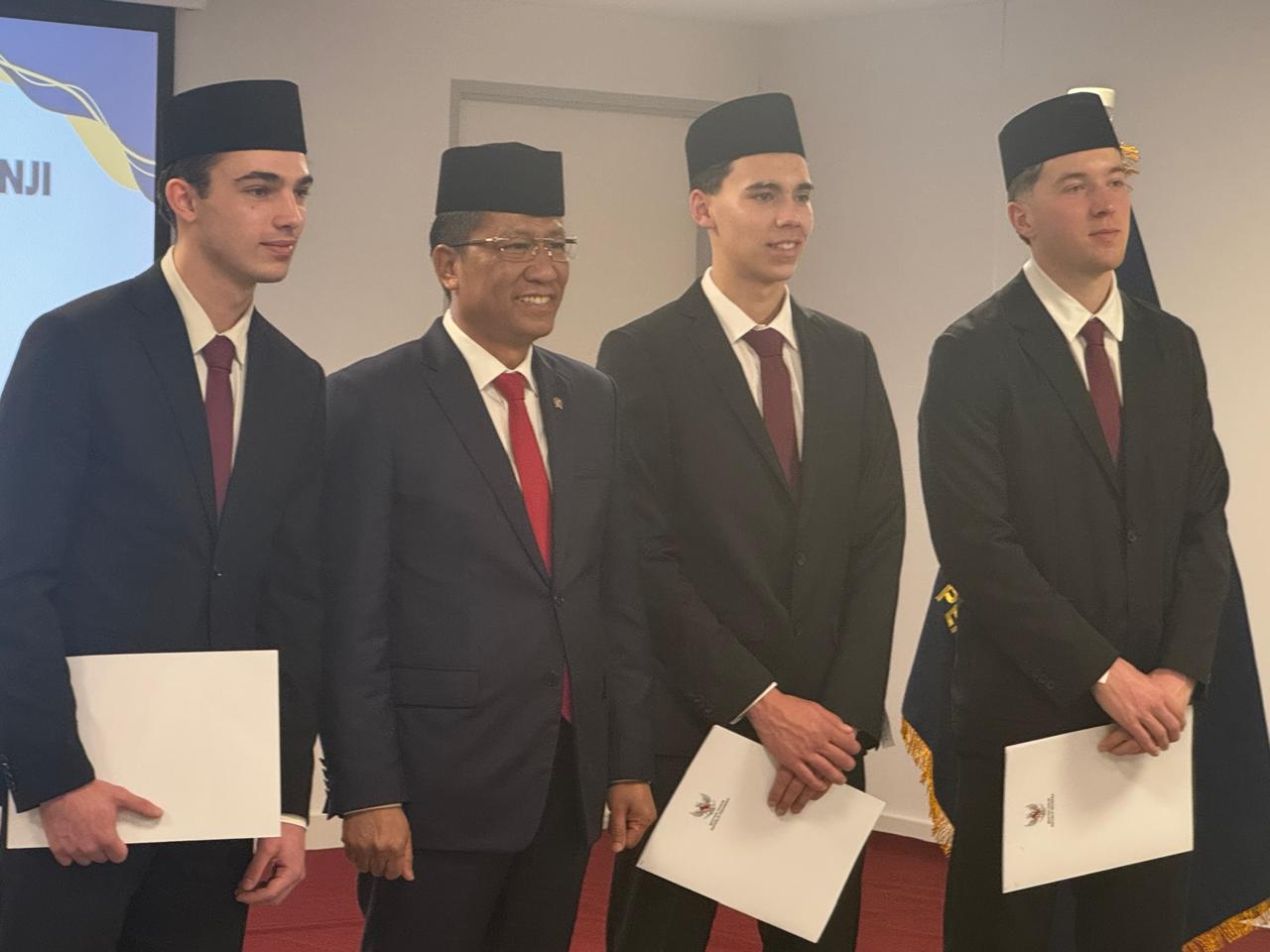 SAH JADI WNI: Menteri Hukum RI Supratman Andi Agtas bersama tiga atlet Timnas Indonesia yang resmi menjadi WNI melalui natualisasi.