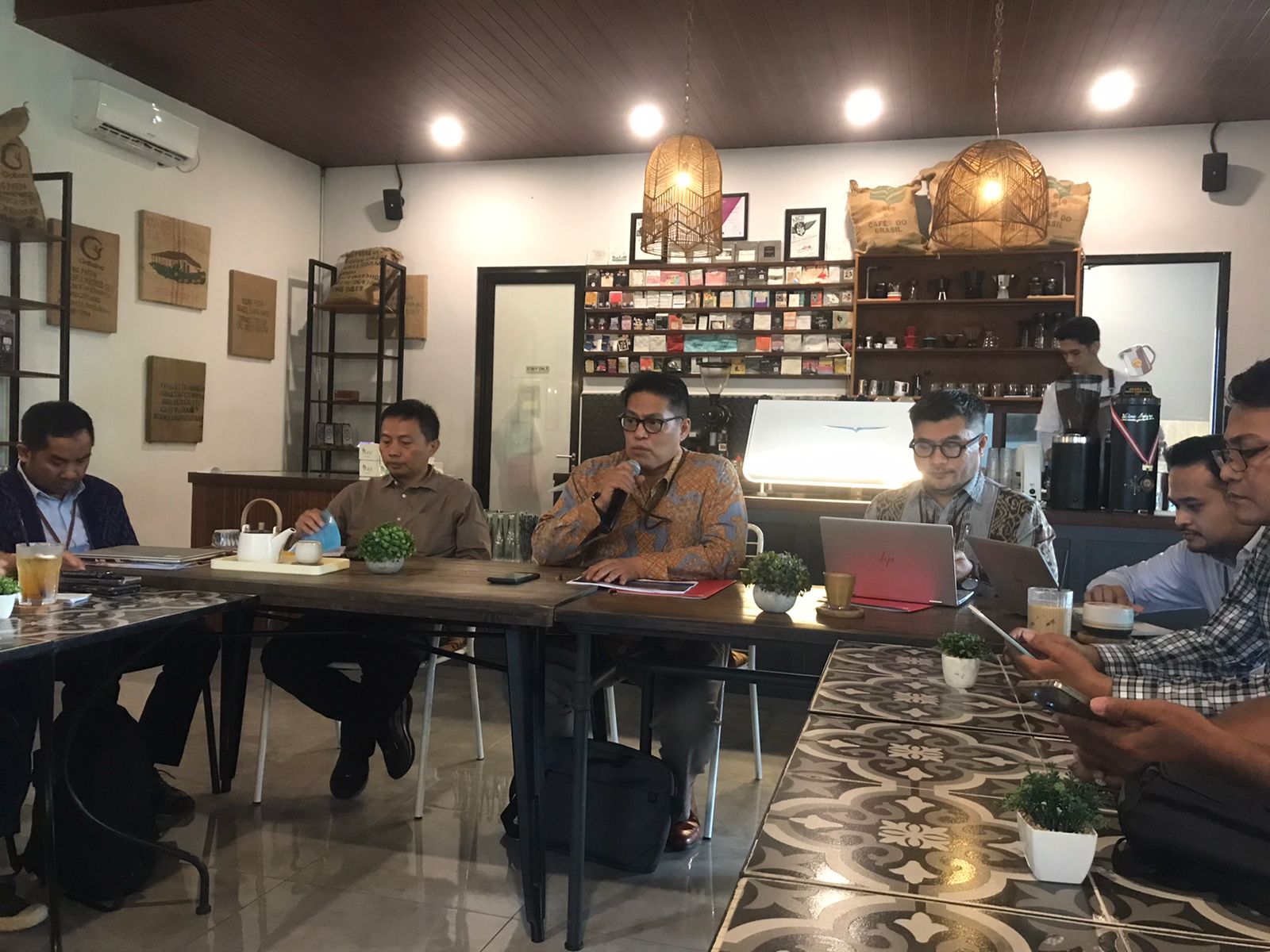 Kepala Perwakilan Bank Indonesia Provinsi NTB Berry Arifsyah Harahap (tiga dari kiri) saat memaparkan perkembangan perekonomian global ke media di Mataram, Senin (10/2). (NURUL/LOMBOK POST)