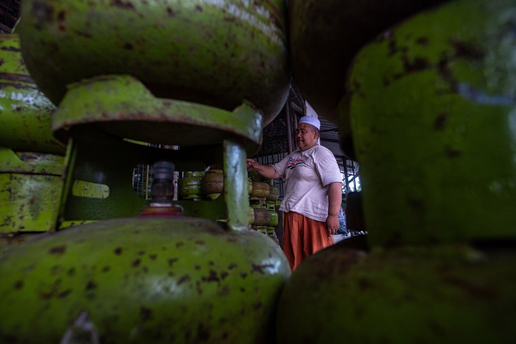 CEK STOK: Tim gabungan dari dinas perdagangan, bagian ekonomi, Pertamina, dan Hiswana Migas di Kota Mataram saat turun sidak di salah satu agen, pekan lalu.