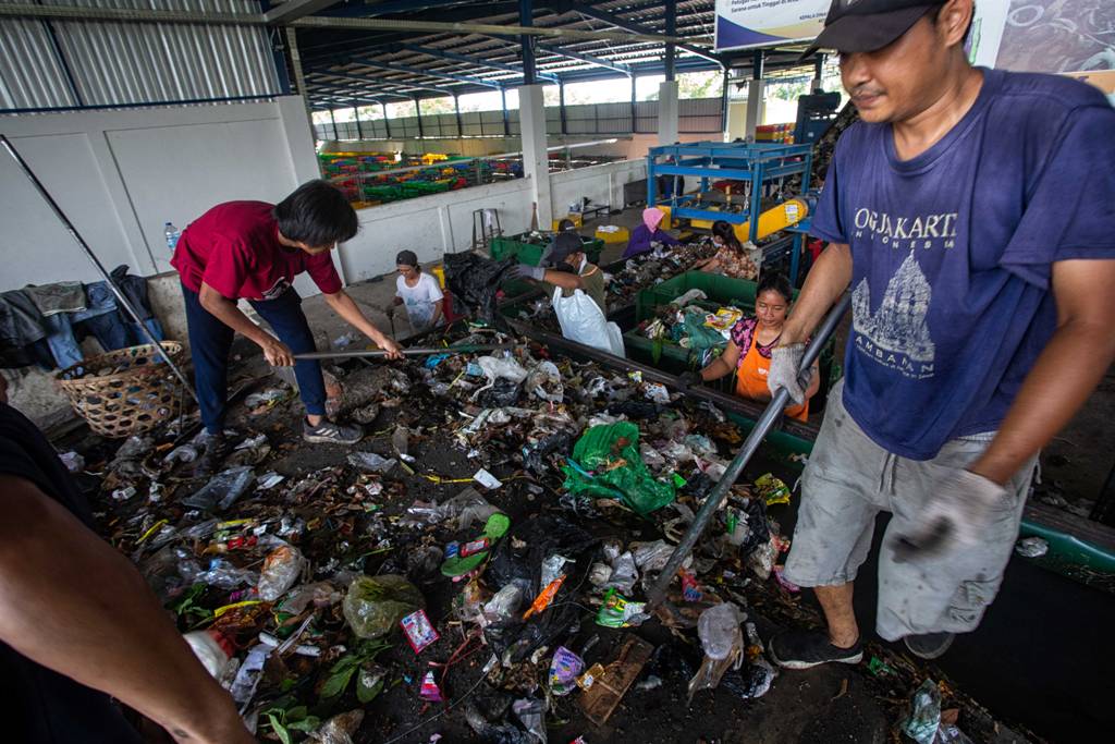 DAUR ULANG: Petugas TPST Sandubaya sedang melakukan proses pilah sampah, beberapa waktu lalu.&nbsp;