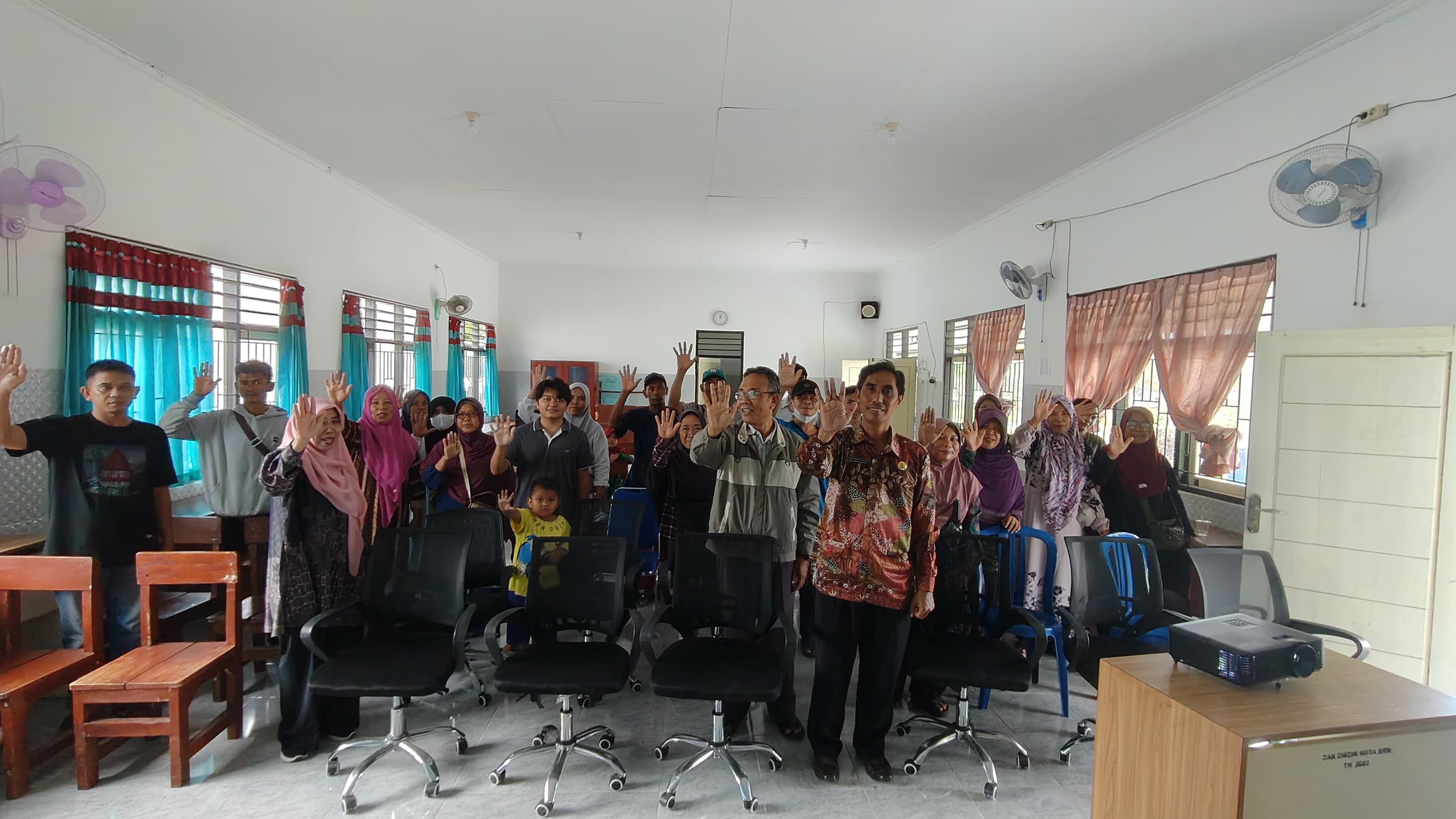 SOSIALISASI: Wali siswa SMPN 23 Mataram mendapatkan sosialisasi&nbsp; terkait larangan bawa HP bagi siswa ke sekolah, Sabtu (8/2) lalu.