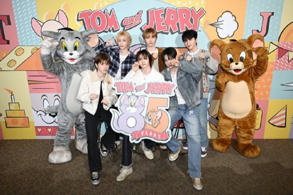 PERAYAAN ANNIVERSARY: BOYNEXTDOOR berfoto bersama karakter Tom and Jerry dalam perayaan anniversary ke 85 tahun di Warner Bros Jepang.