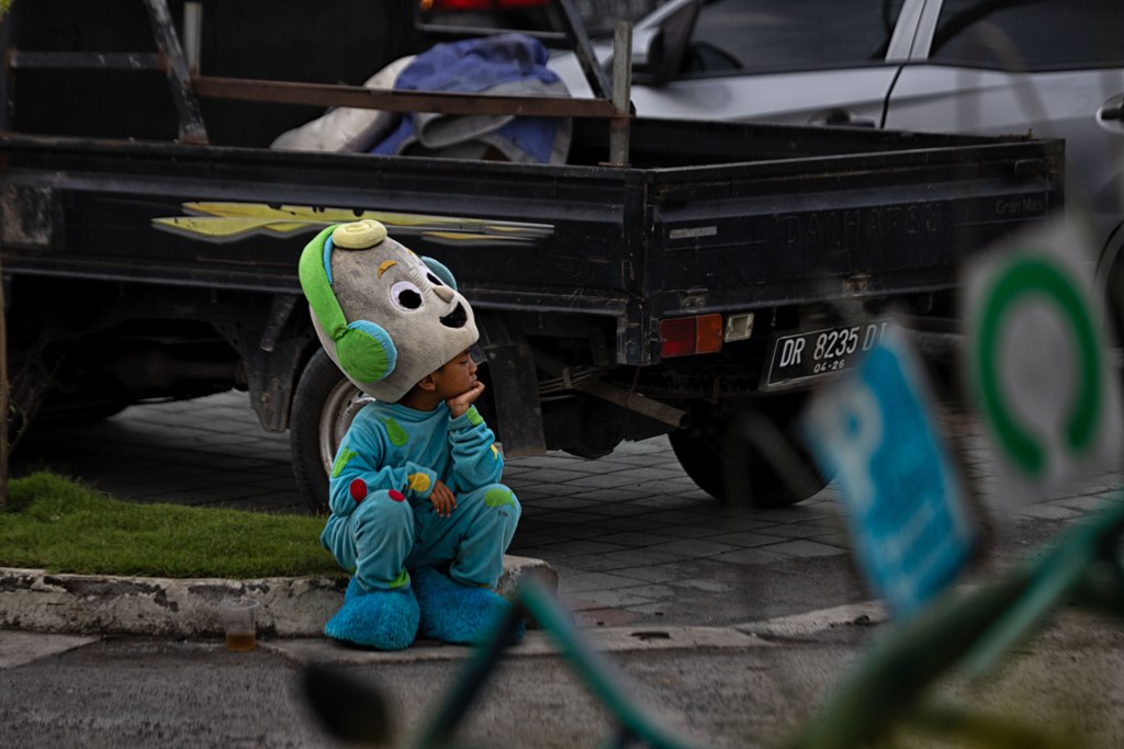 BELUM WAKTUNYA: Anak-anak mengenakan kostum badut di Taman Loang Baloq, belum lama ini.