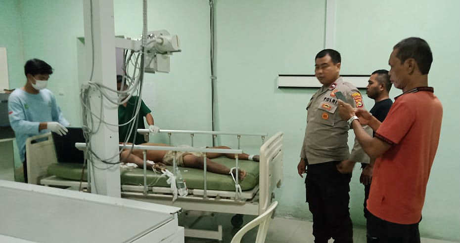 DIRAWAT: Terduga pelaku pencurian motor, R saat dirawat di RSUD Praya setelah diamuk massa, Minggu (9/2).