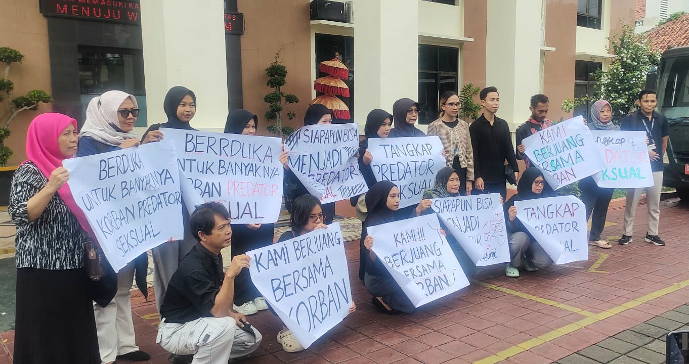 BERI DUKUNGAN: Koalisi stop kekerasan seksual memberikan dukungan terhadap saksi pendamping korban saat persidangan kasus dugaan pelecehan seksual dengan terdakwa I Wayan Agus Suarta/Agus Buntung.