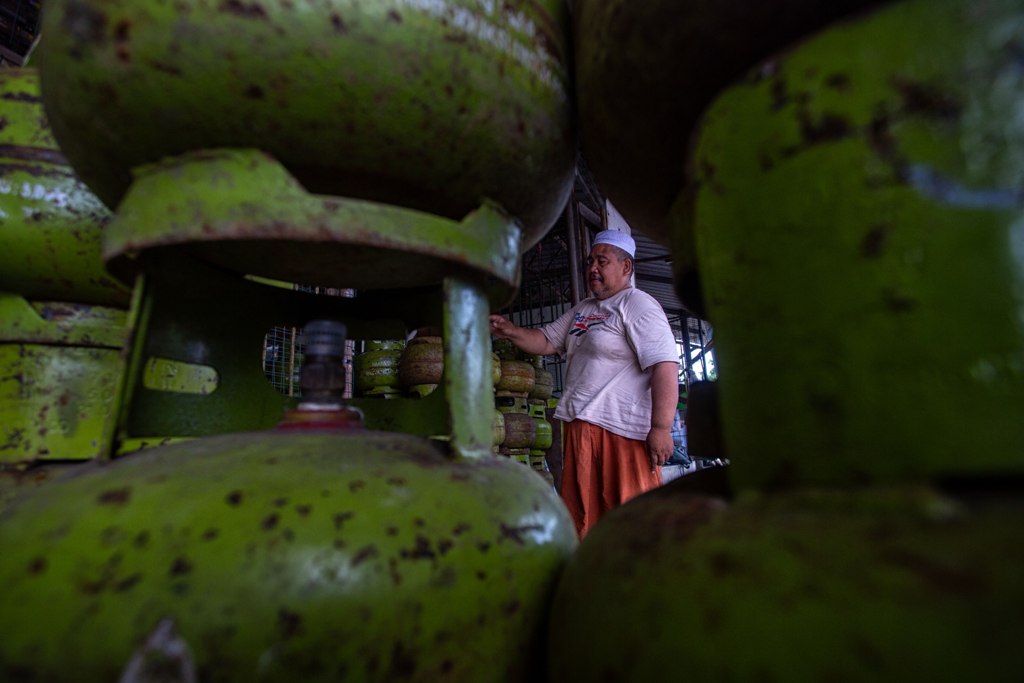 BAHAN POKOK: Tabung gas LPG yang tersusun di salah satu pangkalan yang ada di Kota Mataram, beberapa hari lalu.