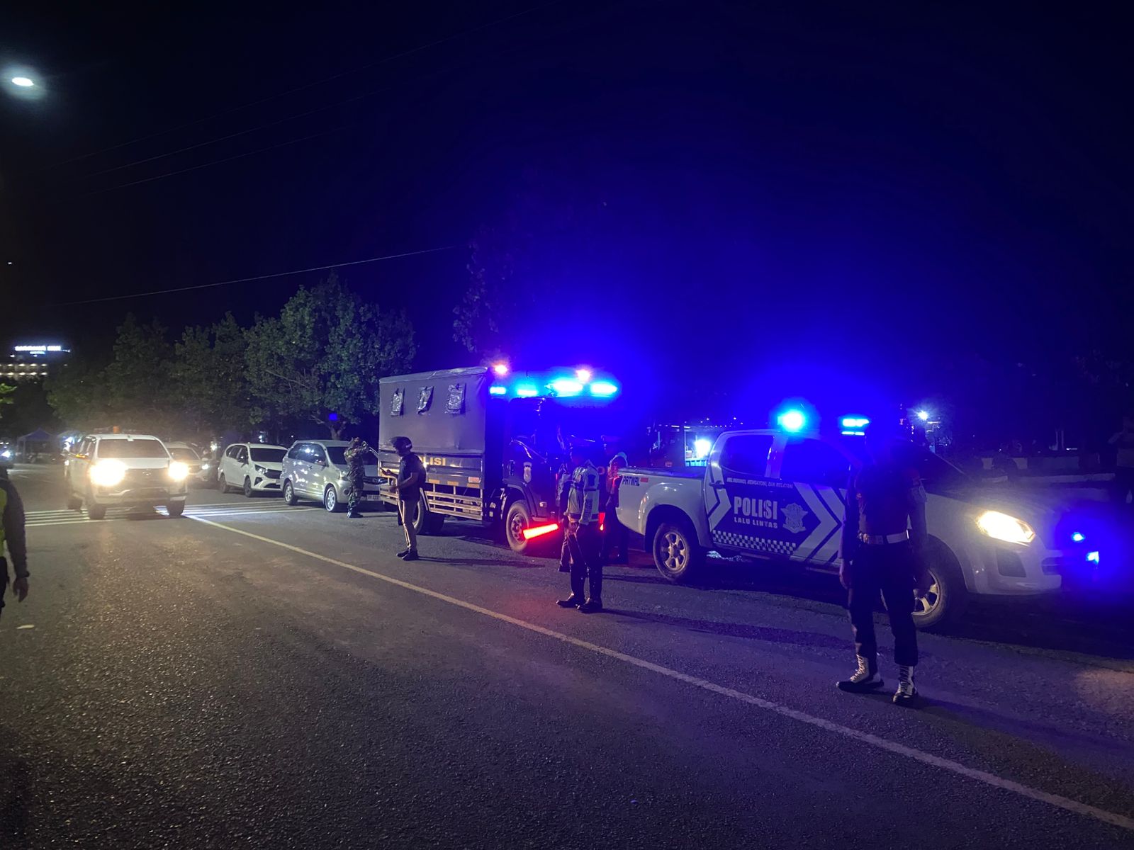 PATROLI: Anggota Polres Bima Kota turun patroli untuk mencegah balap liar dan kejahatan malam hari, Sabtu malam (8/2).