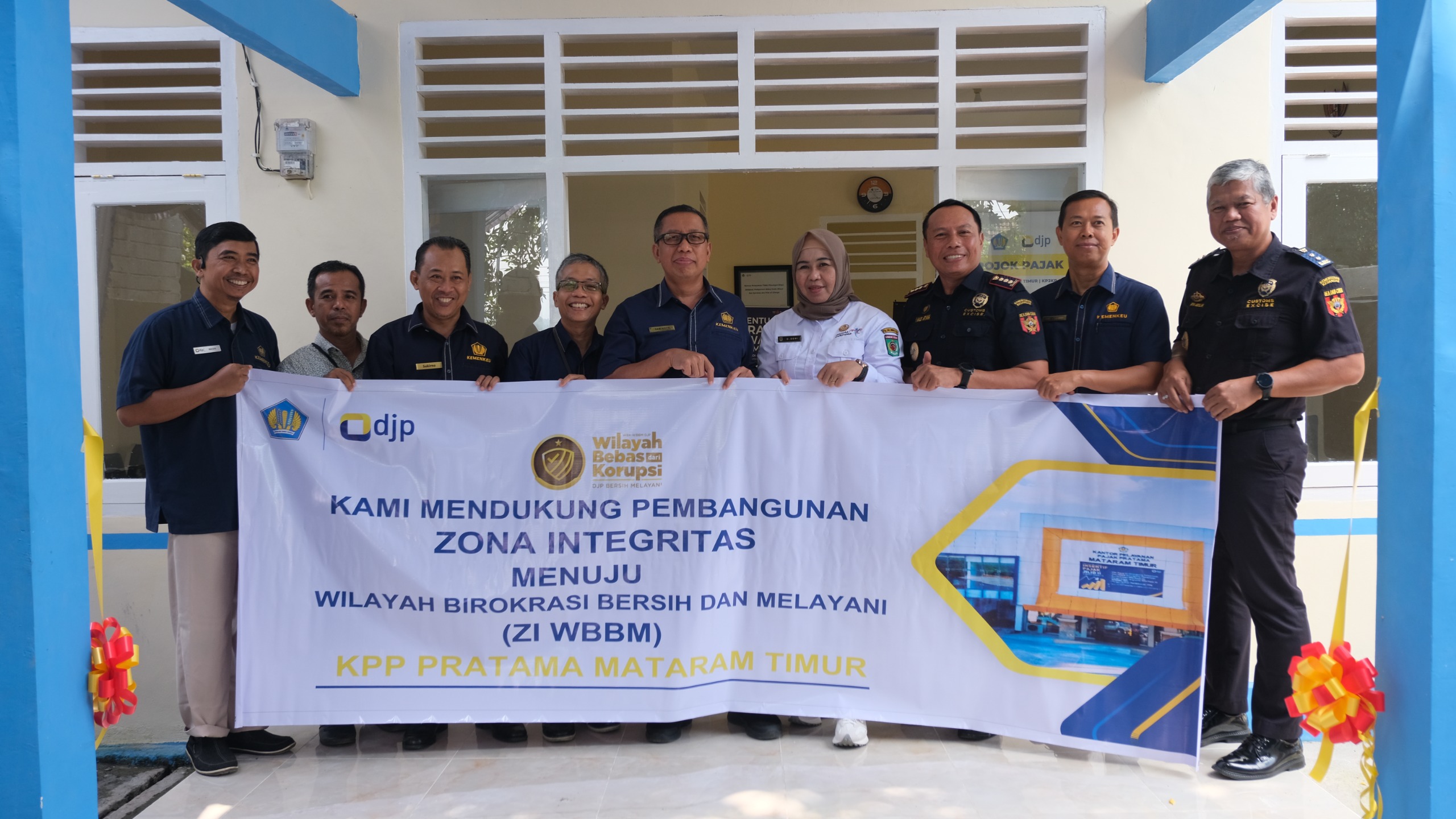 POSE: Kemenkeu Satu NTB, KPPBC TMP C Mataram dan KPP Pratama Mataram Timur dan Kepala Dispar KLU berfoto bersama usai meresmikan Gedung Satellite Office di Bangsal.