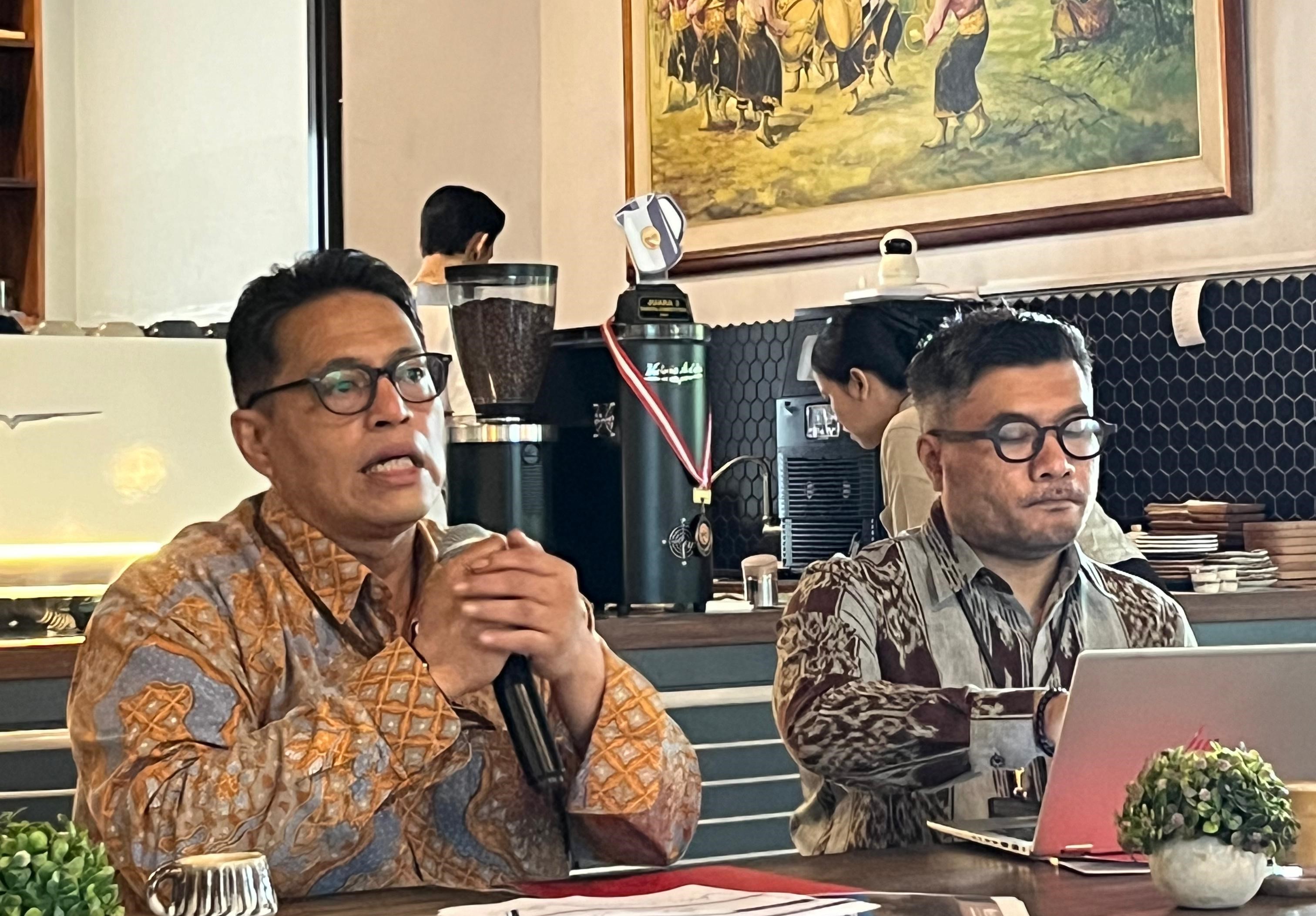 BERI PENJELASAN: Kepala KPwBI NTB Berry Arifsyah Harahap (kiri) saat memberikan penjelasan terkait outlook perekonomian NTB di 2025, di Mataram, Senin (10/2).