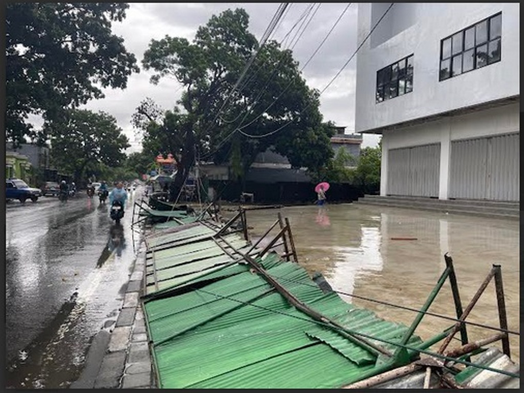 NGERI: Warga menjauhi kabel-kabel yang tertindih pagar seng di pinggir jalan Prabu Rangkasari, Abian Tubuh, Kota Mataram, Senin (10/2).
