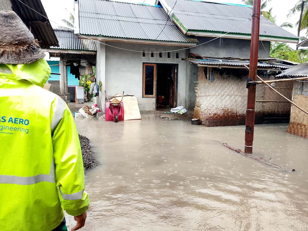WASPADA: Sejumlah rumah terendam banjir akibat cuaca ektrem di Desa Landah, Kecamatan Praya Timur, Loteng, Selasa (11/2).