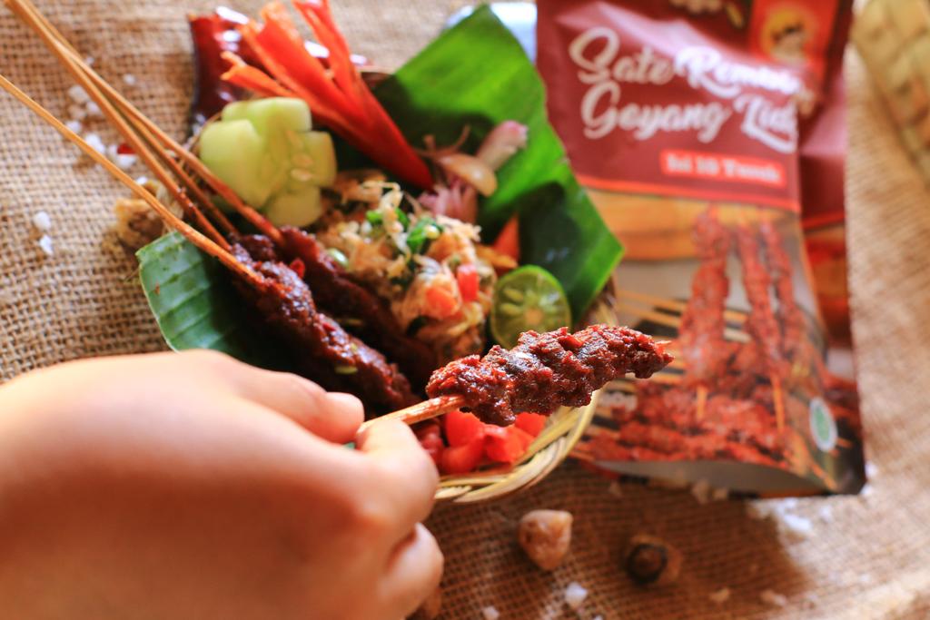 SANTAP NIKMAT: Sate Rembiga goyang lidah bisa menjadi oleh-oleh bagi wisatawan yang sedang berkunjung ke Lombok.