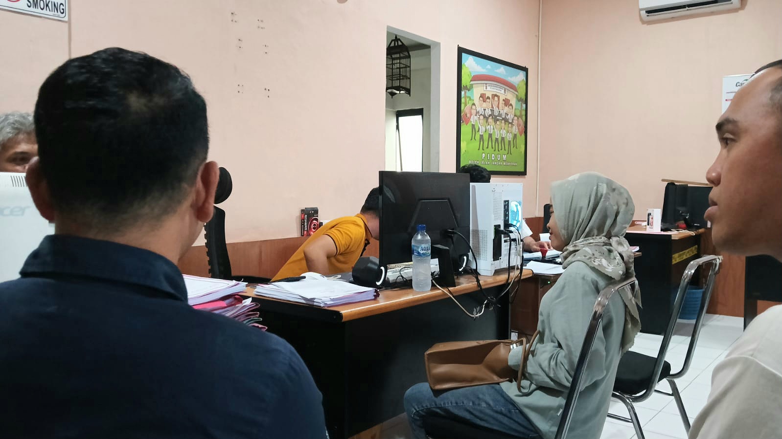 Wartawan yang bertugas di Lombok Barat Yudina saat membuat laporan di Polresta Mataram, Rabu (12/2). (Toni/Lombok Post)