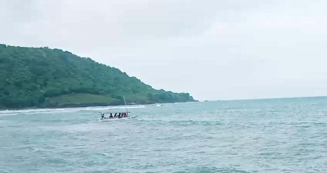 EVAKUASI: Enam korban berada di atas sampan sebelum tenggelam saat menuju Pulau Sangiang, Kecamatan Wera, Bima, Selasa (11/2).