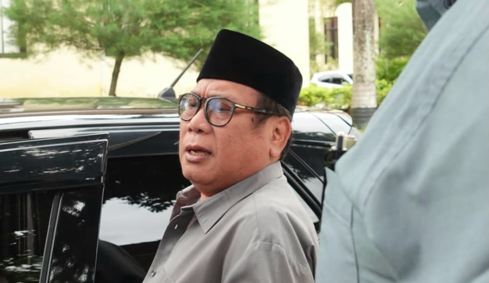 Mantan Bupati Loteng Suhaili FT datang ke Polda NTB memenuhi panggilan penyidik terkait kasus dugaan penipuan dan penggelapan, Rabu (12/2). (Toni/Lombok Post)