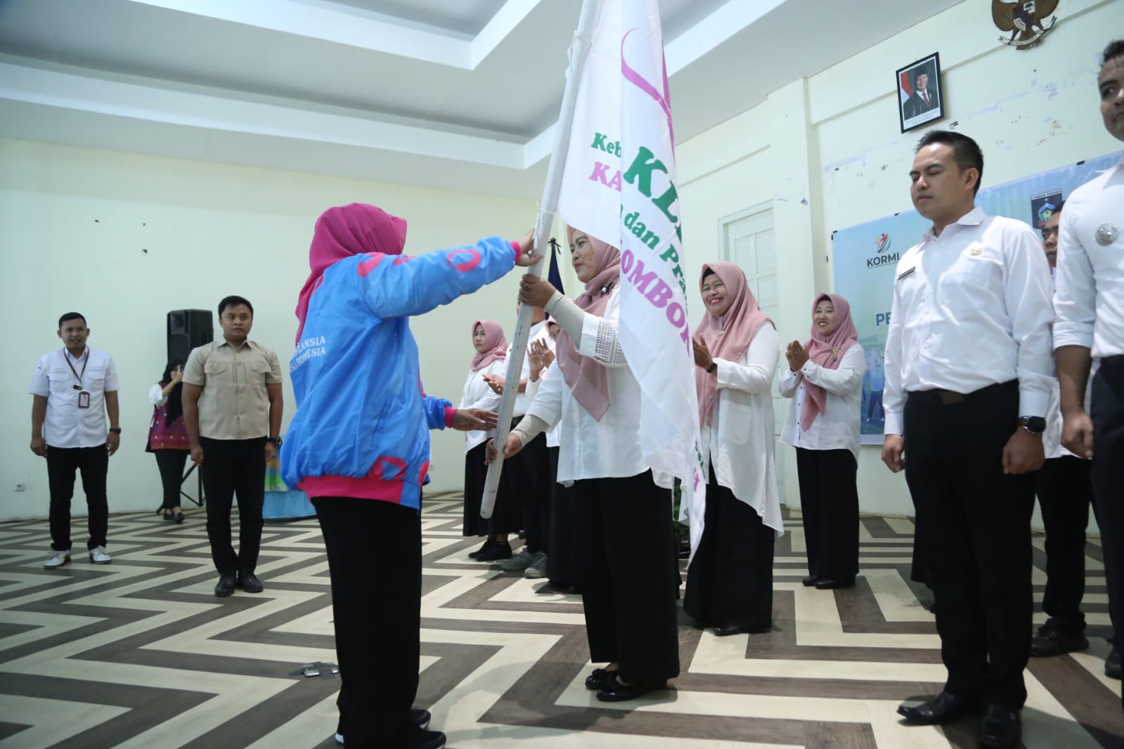DORONG GAYA HIDUP SEHAT: Ketua Dewan Pengurus Daerah KLPI NTB Hj Lale Prayatni Gita Ariadi melantik pengurus KLPI Lombok Tengah, di Gedung PKK Lombok Tengah, Praya, Rabu (12/2/2025).