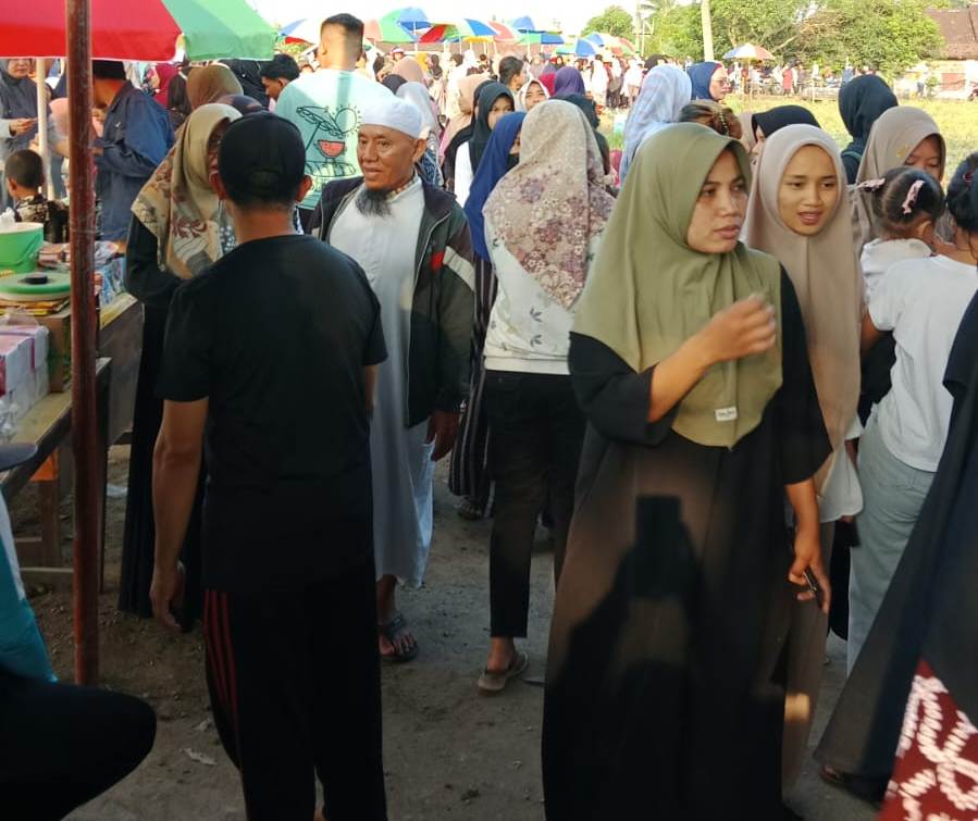 RAMAI: Sejumlah pedagang dan pembeli di pasar senja Rabu Desa Rarang, Kecamatan Terara, Lombok Timur, beberapa waktu lalu.