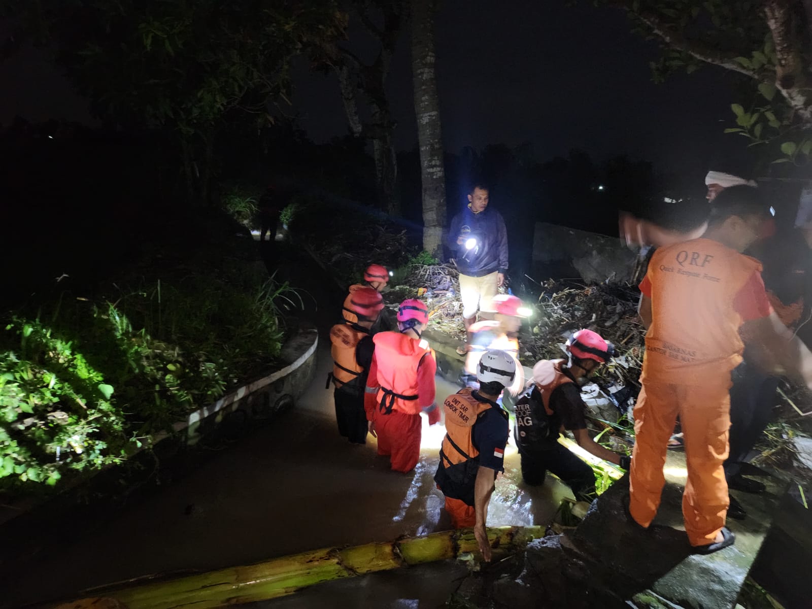 DIEVAKUASI: Jenazah Alfi Husni, 3,5 tahun ditemukan di parit yang  berjarak sekitar satu kilometer dari lokasi hilangnya.