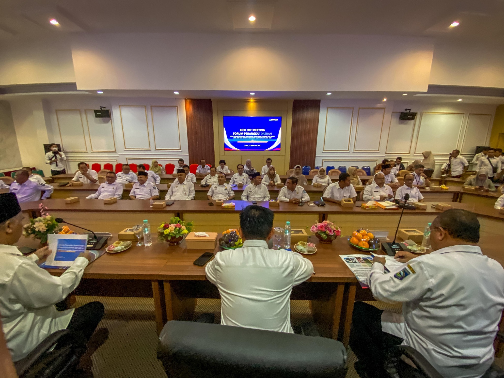 MASA DEPAN NTB: Para kepala OPD lingkup Pemprov NTB saat menghadiri Kick-off Meeting Penyusunan Rancangan Awal RPJMD 2025-2029 di Kantor Bappeda NTB, Rabu (12/2).
