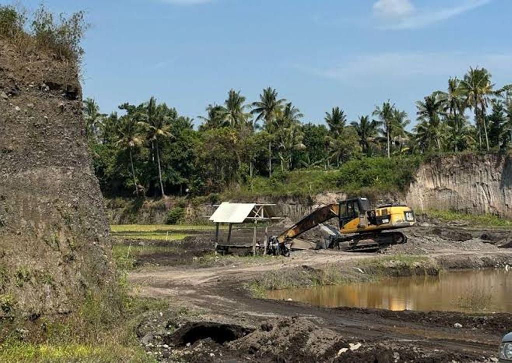 JANGAN MERUSAK: Alat berat terparkir di kawasan Galian C di wilayah Kecamatan Pringgabaya, Lombok Timur, beberapa waktu lalu.&nbsp;
