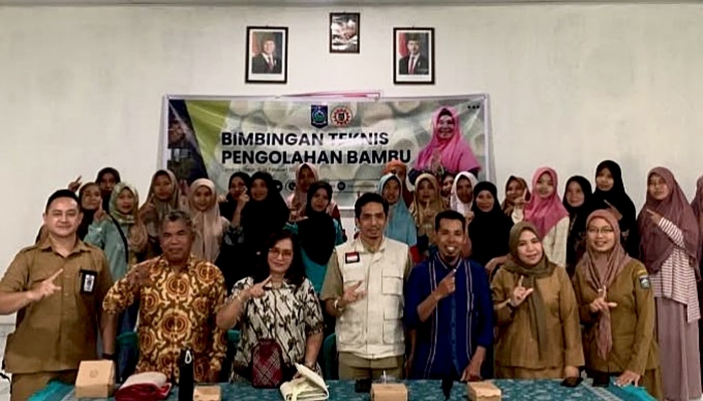 BIMTEK KERAJINAN: Para peserta Bimbingan Teknis (Bimtek) pengolahan bambu, pandan, dan mendong, di Desa Mamben Baru, Lombok Timur.