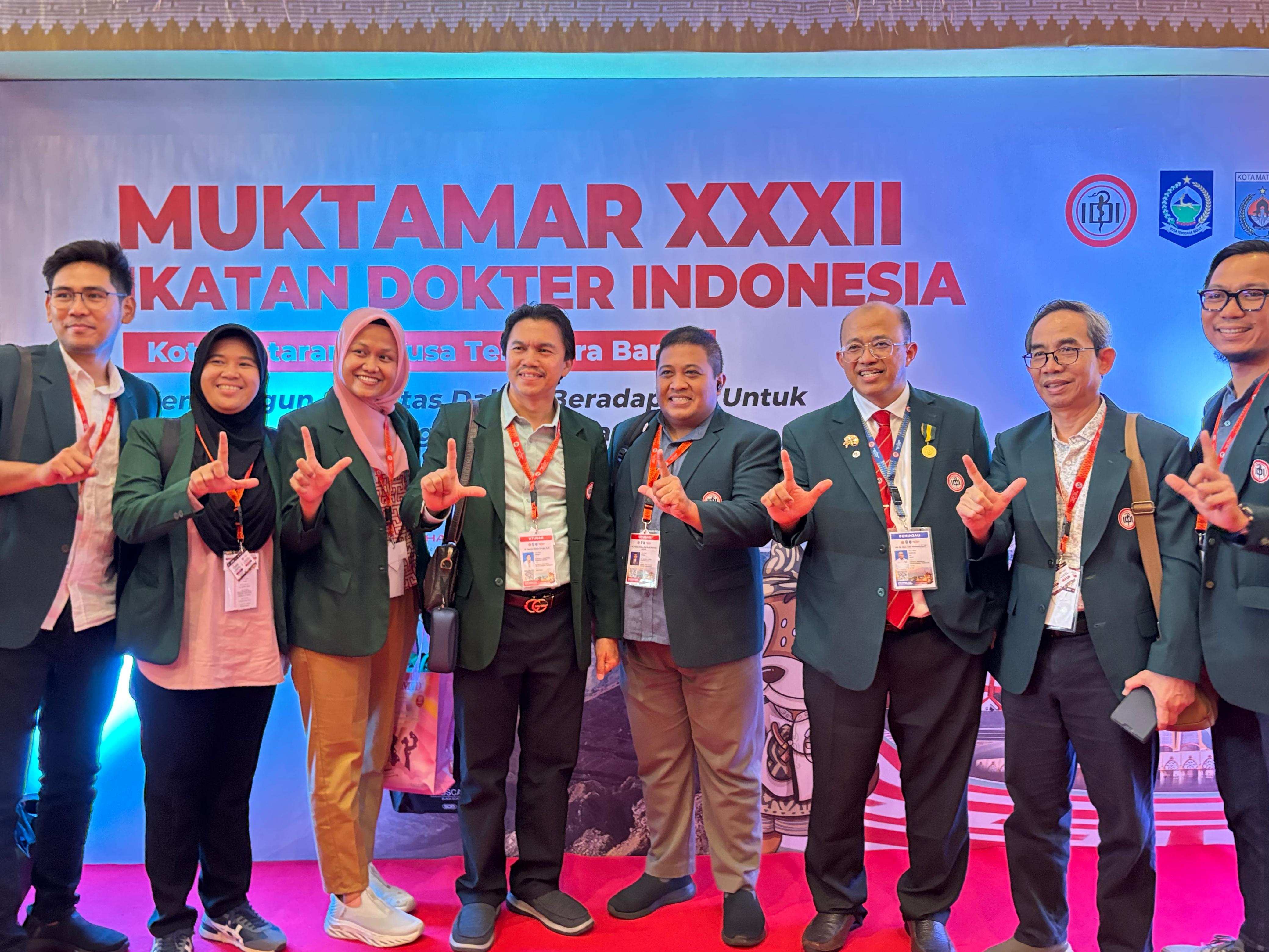 Ketua Umum IDI Pusat Dr Muhammad Adib Khumaidi (tiga dari kanan) berfoto bersama rekan sejawat yang merupakan delegasi dokter dari berbagai daerah, di Muktamar IDI XXXII 2025, Kamis (13/2).