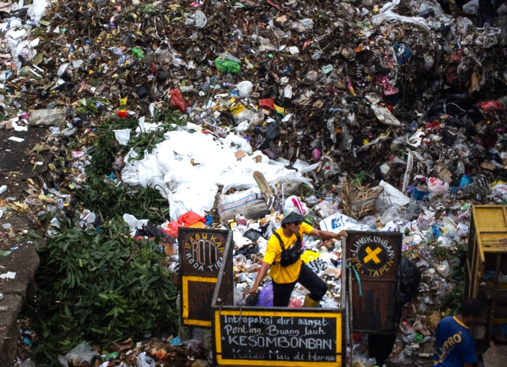 MENUMPUK LAGI: TPST Sandubaya yang difungsikan sebagai lokasi pembuangan sampah sementara selama TPA Regional Kebon Kongoq ditutup, Rabu (12/2).