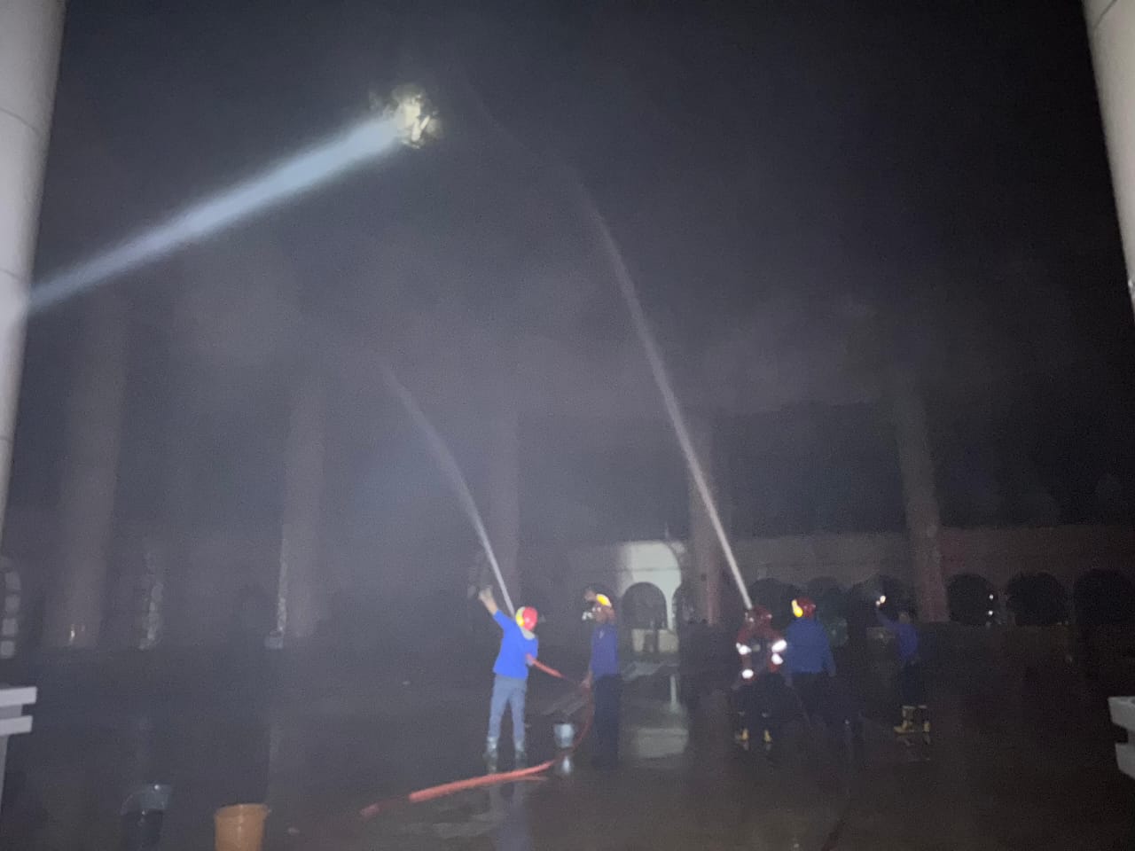 Tim Damkartan Loteng berjibaku padamkan kubah Masjid Agung Praya, Loteng yang terbakar pada Kamis (13/2) dini hari.