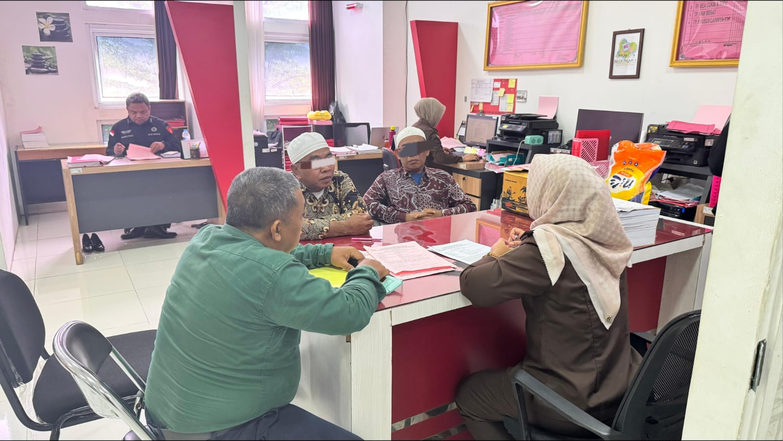 DITAHAN: Penyidik Kejari Mataram menahan Sekdes Banyu Urip HT dan Bendahara HR.