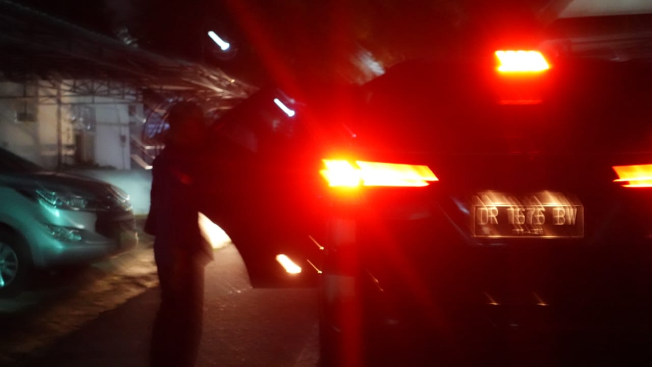 DATANG KE KEJATI: Mobil Toyota Fortuner DR 1676 BW disinyalir menjemput mantan Gubernur NTB TGB M Zainul Majdi di Kantor Kejati NTB, Kamisbmalam (13/2).