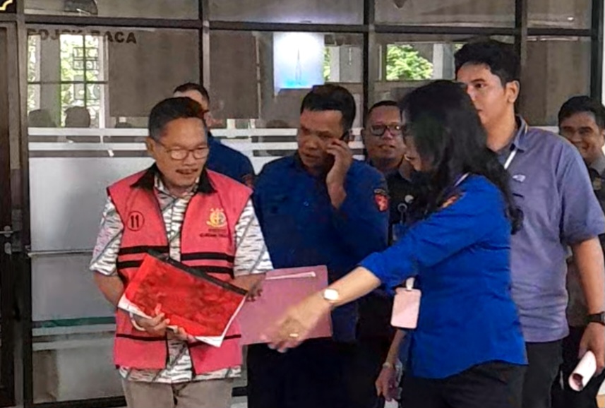 DITAHAN: Mantan Sekda Provinsi NTB Rosiady Sayuti ditahan penyidik Kejati NTB, Kamis (13/2) terkait kasus dugaan kasus korupsi NTB Convention Center (NCC).