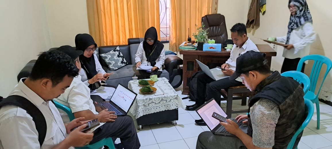 BERI PENDAMPINGAN: Tim Penyuluh Hukum Kanwil Kemenkum NTB hadir di Kantor Desa Gerimak Kecamatan Narmada Kabupaten Lombok Barat pada, Rabu (12/2).