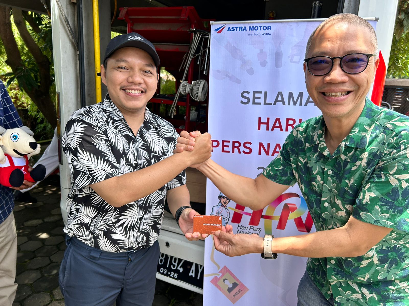 SERAHKAN SIMBOLIS: Sparepart Manager Astra Motor NTB Purnama Jaya (kanan) menyerahkan Kartu AHASS SAHABAT PERS kepada jurnalis Lombok Post Galih Mega Putra di Graha Pena Lombok, Kamis (13/2).