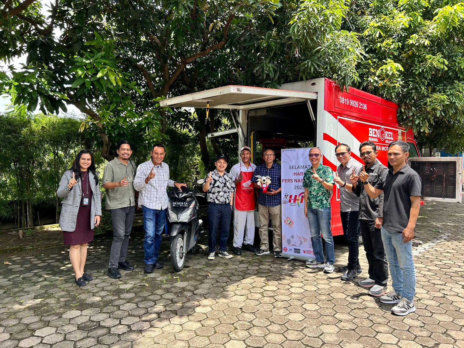 Manajemen Astra Motor NTB bersama manajemen Lombok Post saat melihat service gratis yang dilaksanakan di halaman Graha Pena Lombok, Kamis (13/2).