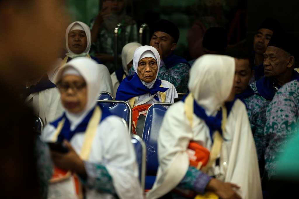 SUDAH TUA: Seorang jamaah haji sedang menunggu antrean keberangkatan haji, beberapa waktu lalu.&nbsp;