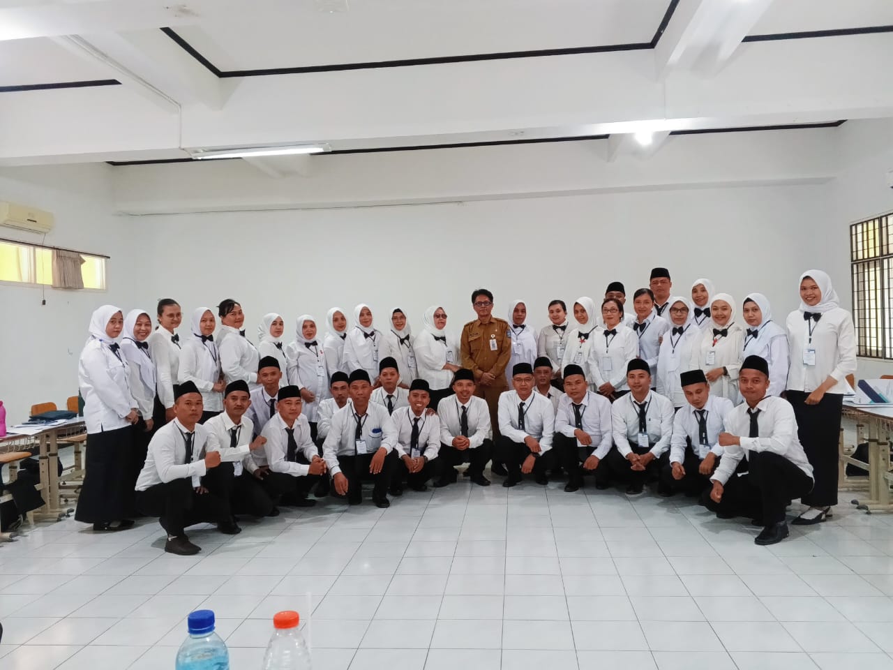 ORIENTASI: ASN PPPK tenaga pendidik dan kesehatan lingkup Pemkot Mataram foto bersama saat orientasi di Gedung BPSDMD NTB.
