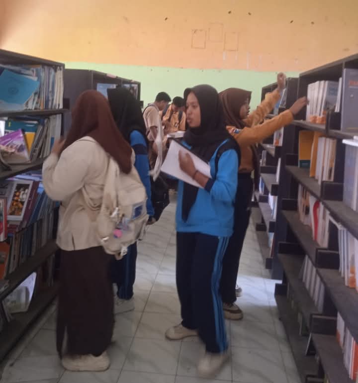 BERKUNJUNG: Siswa SMKN 1 Sekotong berkunjung ke perpustakaan di sekolah setempat, belum lama ini.
