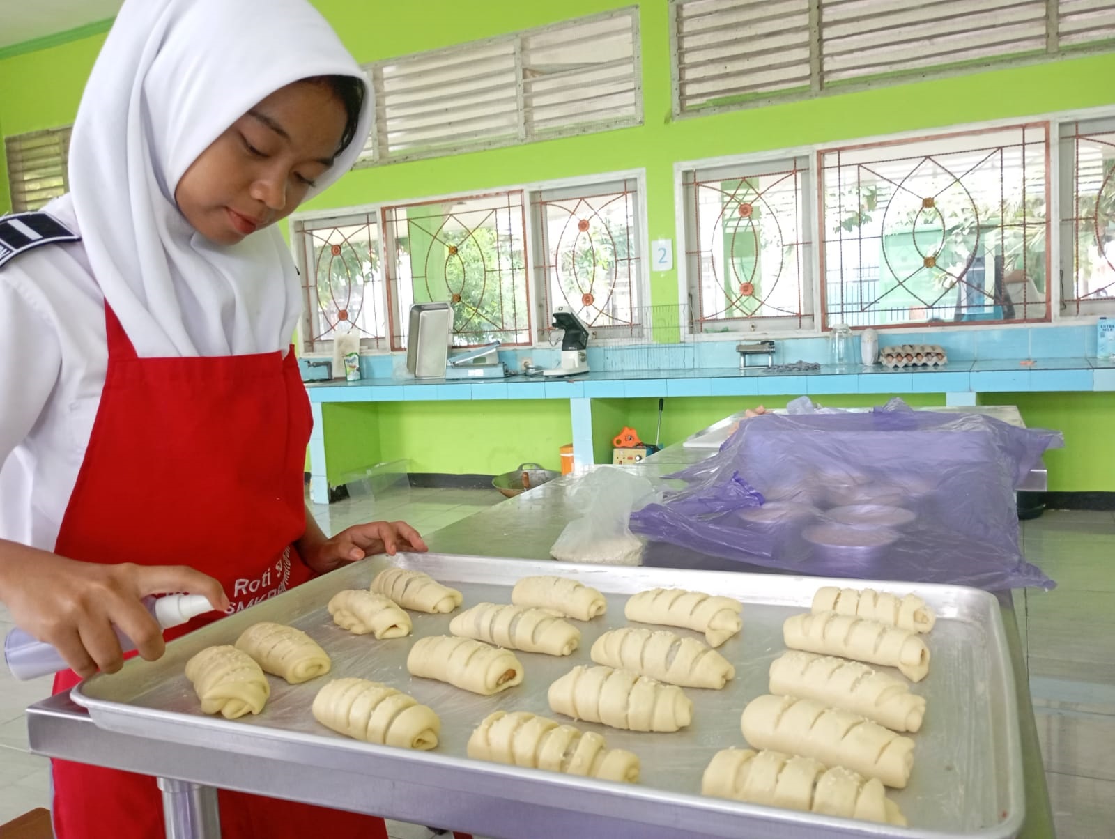PRODUKSI ROTI: Siswa SMKPPN Mataram membuat roti di sekolah setempat, belum lama ini.