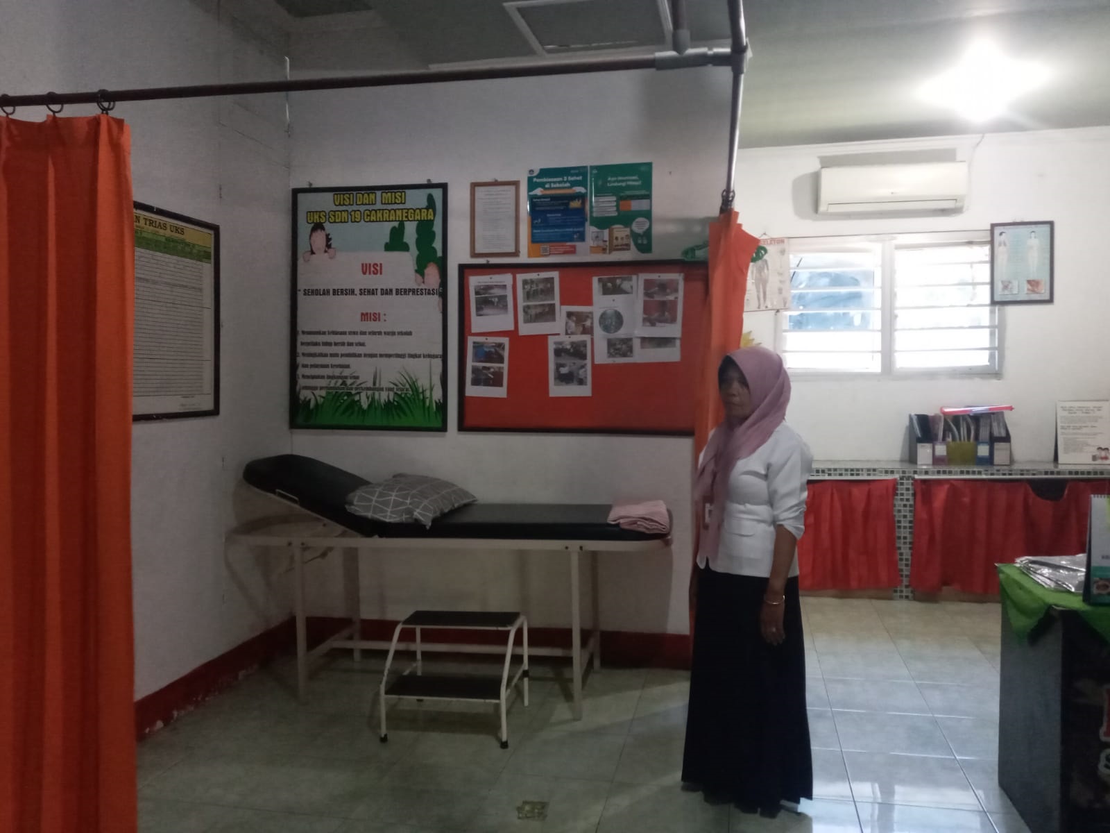 RUANG UKS: Kepala SDN 19 Cakranegara menunjukkan ruang UKS di sekolah setempat, belum lama ini.