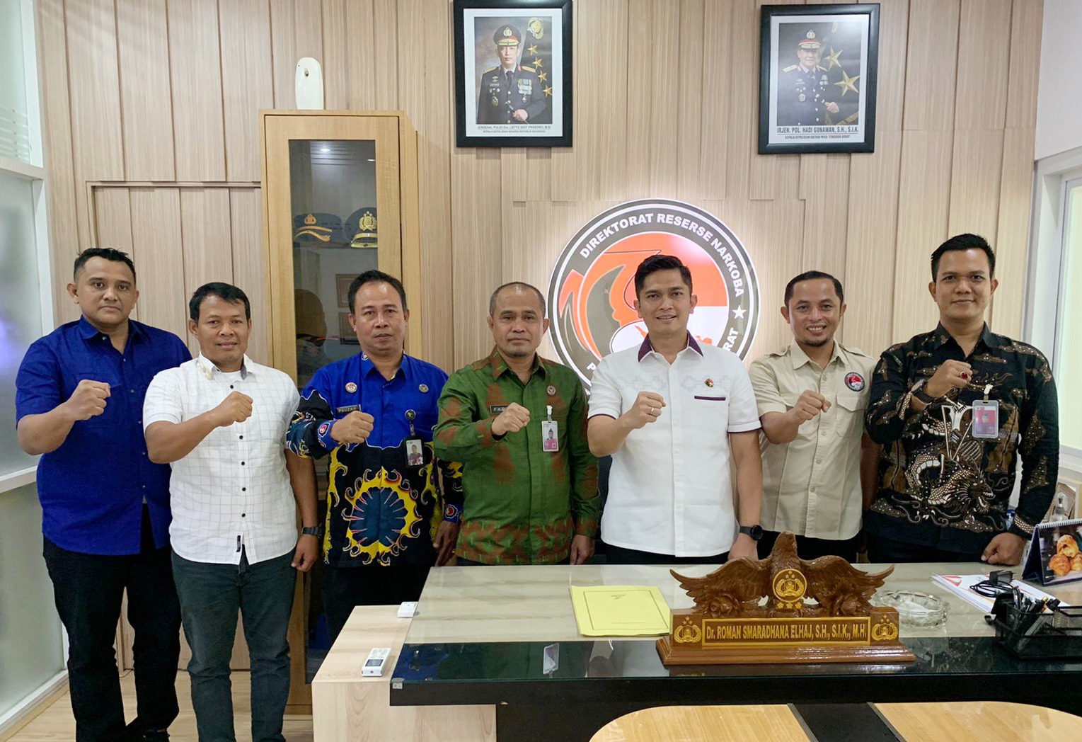 Kalapas Kelas IIA Lobar M Fadli (empat dari kiri) bersama jajaran menemui Dirresnarkoba Polda NTB Kombes Pol Roman Smaradhana Elhaj (tiga dari kanan) bersama jajarannya, Kamis (13/2).