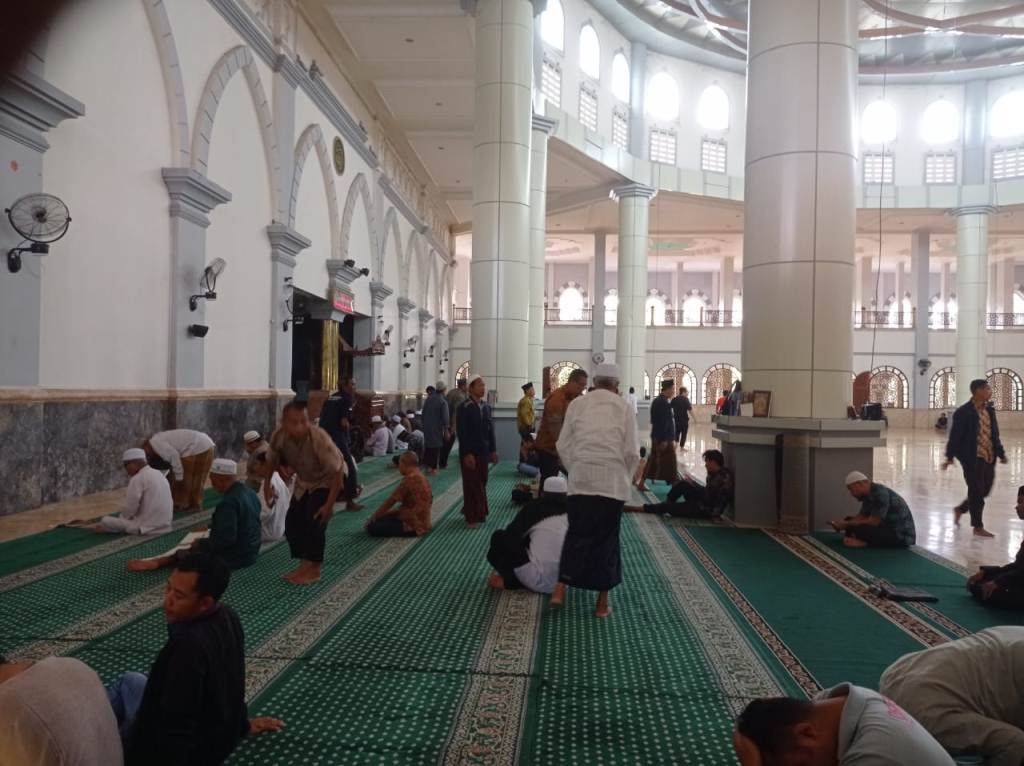 NORMAL: Para jamaah tetap beraktivitas menjalankan salat berjamaah di Masjid Agung Praya, Lombok Tengah, Kamis (13/2).